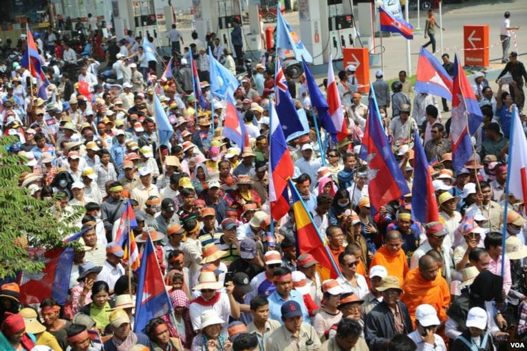 CNRP_protesters_raise_flags